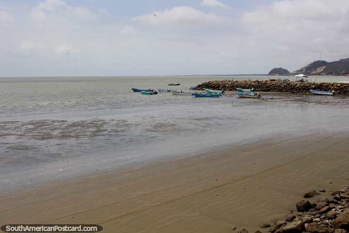 Praia e barcos em San Vicente, 20 minutos de Canoa. (720x480px). Equador, América do Sul.