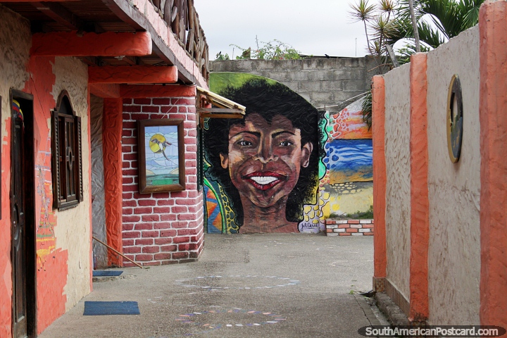 Mural de una mujer en Canoa por Juli Casse, dentro de la entrada de un edificio. (720x480px). Ecuador, Sudamerica.