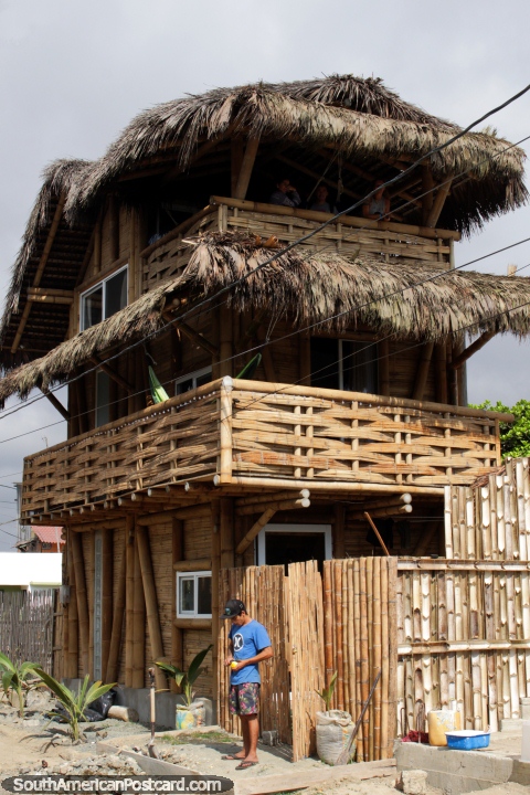 A Casa de Bambu em Canoa, 3 nïveis com balcões e telhado coberto com palha. (480x720px). Equador, América do Sul.