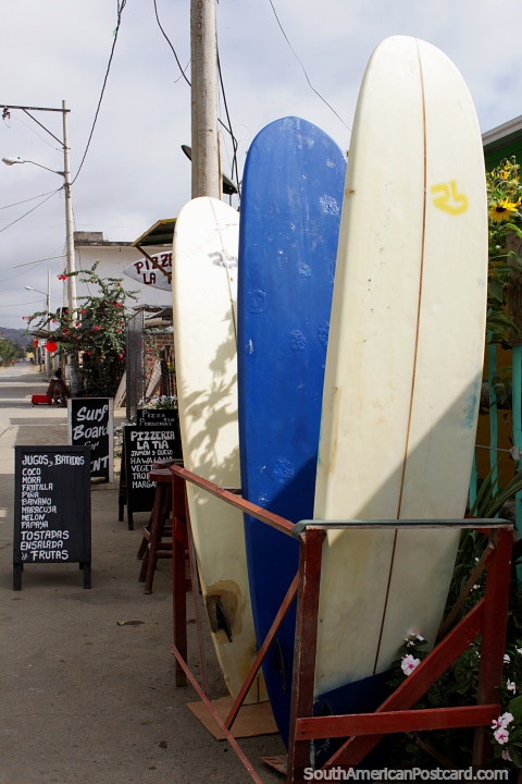 Alquiler de tablas de surf en Canoa, tambin recibe clases, una lnea de tablas de surf en la calle. (480x720px). Ecuador, Sudamerica.