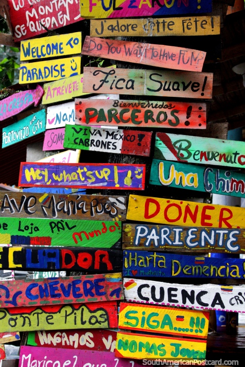 Sinais de madeira coloridos, Montanita tem ruas cheias de artes a cores e interessantes para ver. (480x720px). Equador, América do Sul.