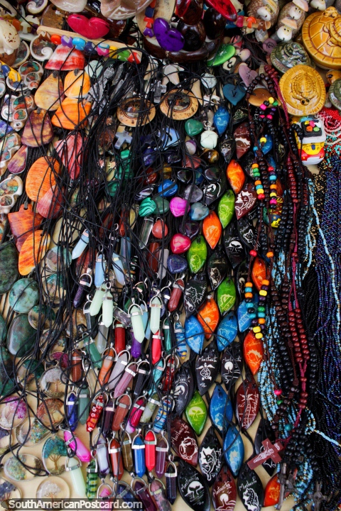 Pendentes e colares com pedras coloridas, lembranças em Montanita. (480x720px). Equador, América do Sul.