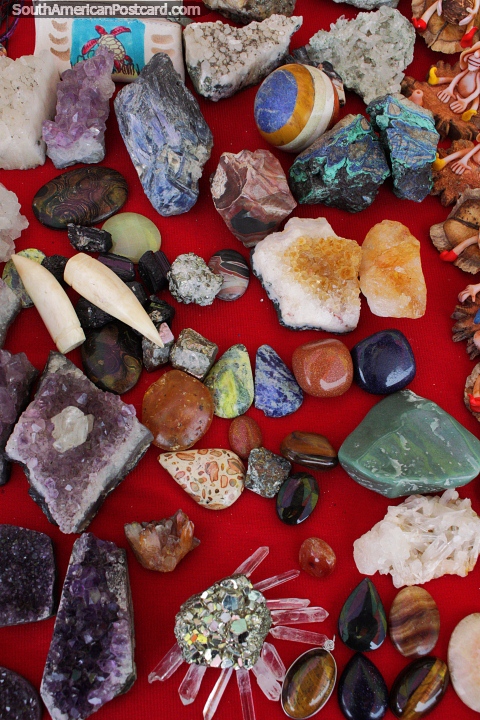 As rochas coloridas belas, assombrosas, para a venda em Montanita, começam a sua coleção hoje. (480x720px). Equador, América do Sul.