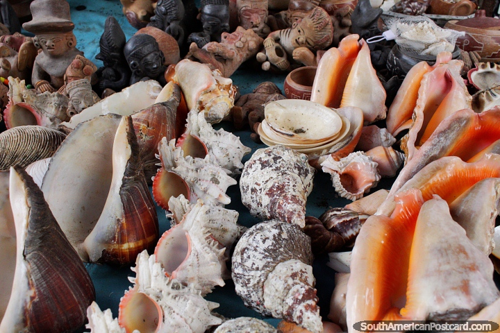 Coleo de conchas e pequenos figuras cermicos de venda em Montanita. (720x480px). Equador, Amrica do Sul.