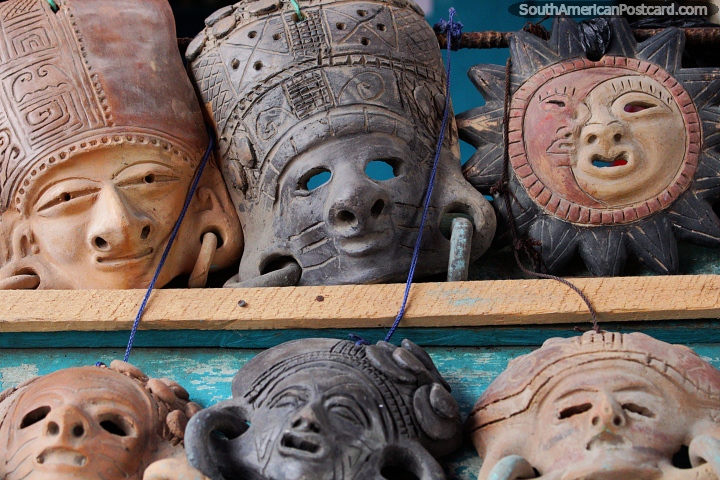 Máscaras de cerámica, sol y luna, artesanía en la calle de Montañita. (720x480px). Ecuador, Sudamerica.