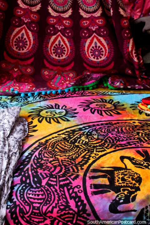 Cores radiantes e desenhos, folhas de parede coloridas disponïveis em Montanita. (480x720px). Equador, América do Sul.