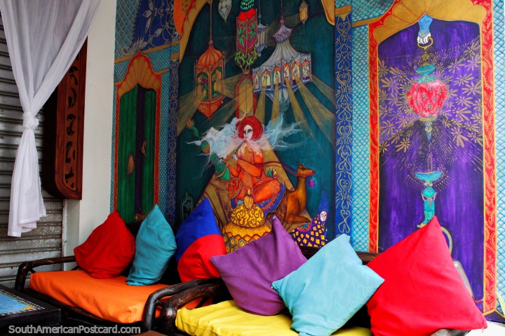 Belo mural e travesseiros coloridos neste café e ociosidade em Montanita. (720x480px). Equador, América do Sul.