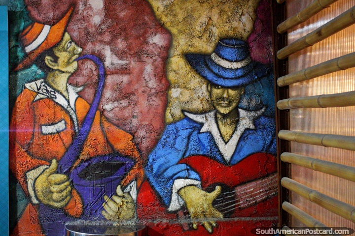 Homem em terno cor de laranja com saxofone purpúreo, homem em terno azul com violão vermelho, mural em Montanita. (720x480px). Equador, América do Sul.