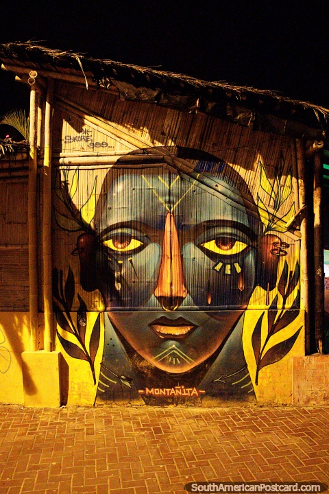 Gran mural de una cara indígena con perforaciones en nariz y orejas en Montañita. (480x720px). Ecuador, Sudamerica.