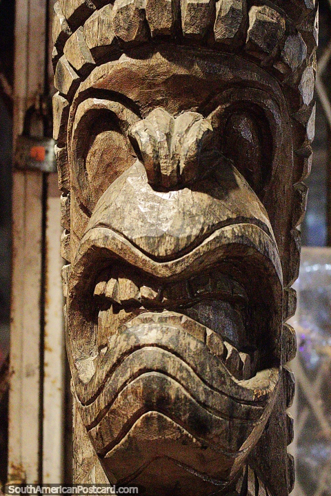 Entalho de madeira fantástico de uma cara em Montanita, semelhante a um entalho maori. (480x720px). Equador, América do Sul.