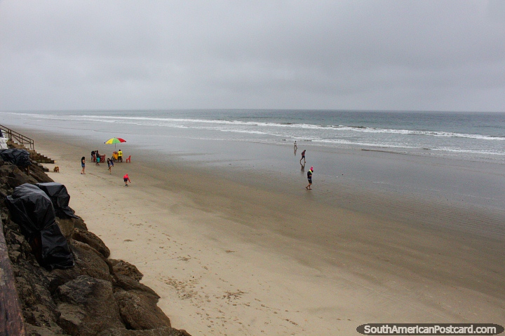 A praia de Montanita, festa central na costa, imagine um dia ensolarado na alta temporada. (720x480px). Equador, América do Sul.