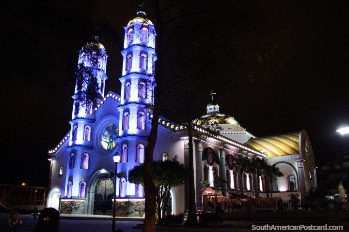 Jesus a Boa Catedral de Pastor em Portoviejo com luzes a noite. (720x480px). Equador, Amrica do Sul.