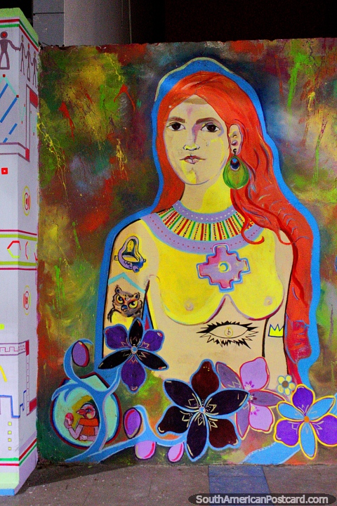 Mulher com cabelo ruivo e vrias ornamentos, arte de rua em Machala. (480x720px). Equador, Amrica do Sul.