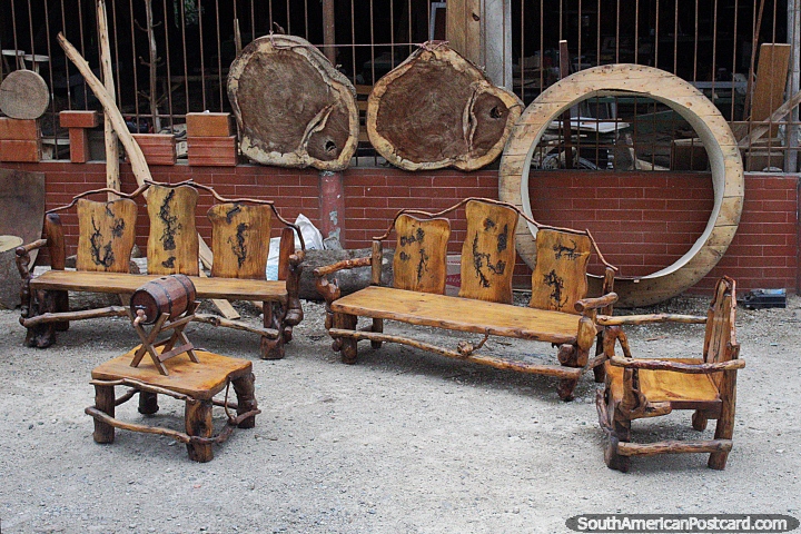 Muebles de madera en Pias cerca de Zaruma, sillones, silla y mesa. (720x480px). Ecuador, Sudamerica.