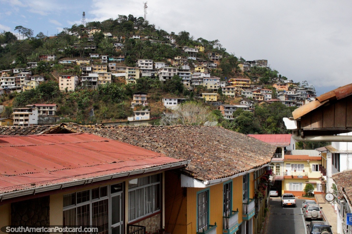 Colina com casas, examine da praça pública principal em Zaruma. (720x480px). Equador, América do Sul.