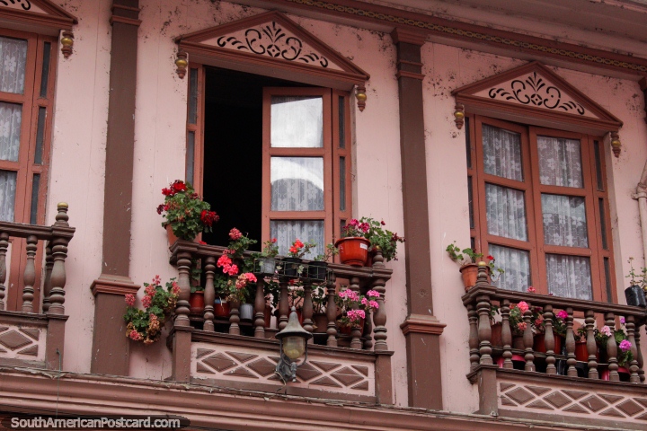 Velha fachada com balcão de madeira e potes de flor em Zaruma. (720x480px). Equador, América do Sul.