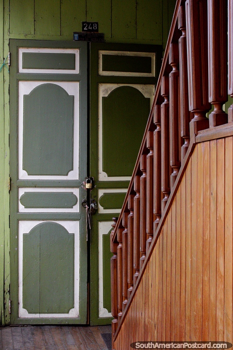 As portas de madeira e as escadarias estão em todo lugar em Zaruma, grande porta verde. (480x720px). Equador, América do Sul.
