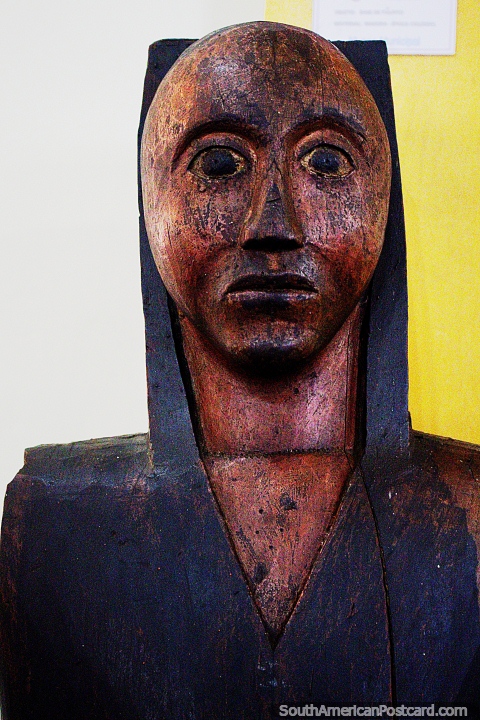 Base de púlpito da era colonial em monitor no Museu Municipal em Zaruma. (480x720px). Equador, América do Sul.