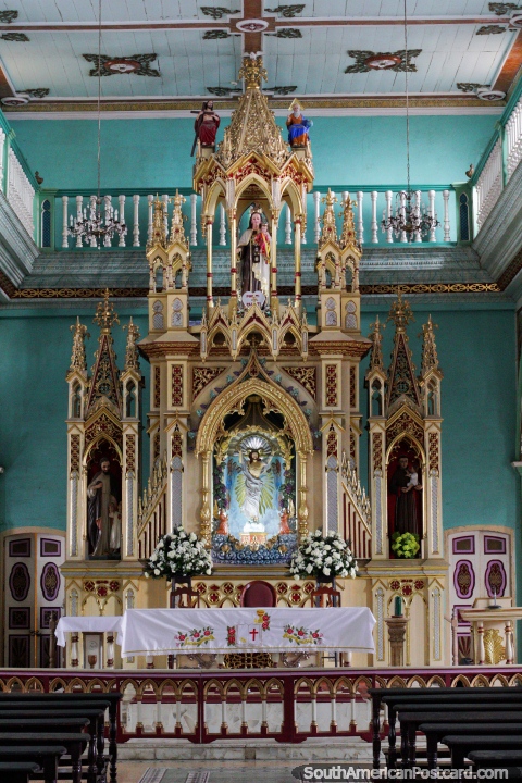 O ouro e a prata chapeada alteram-se, construïdo entre 1912 e 1930, dentro da igreja em Zaruma. (480x720px). Equador, América do Sul.