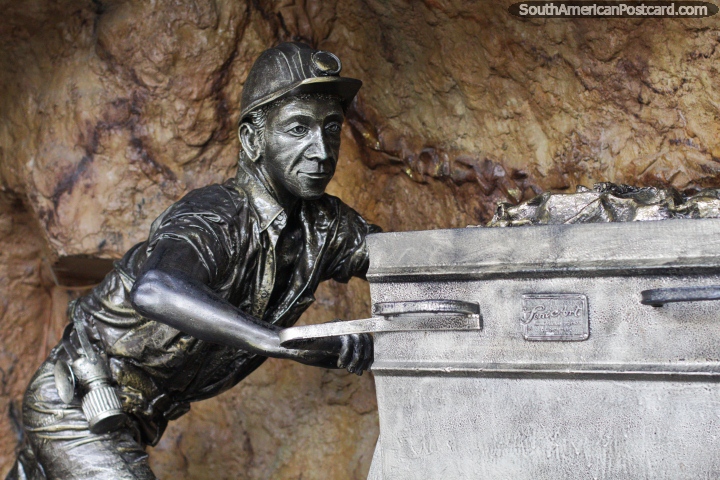 Monumento a los mineros en Zaruma, Homenaje al Minero, la ciudad con una mina de oro. (720x480px). Ecuador, Sudamerica.