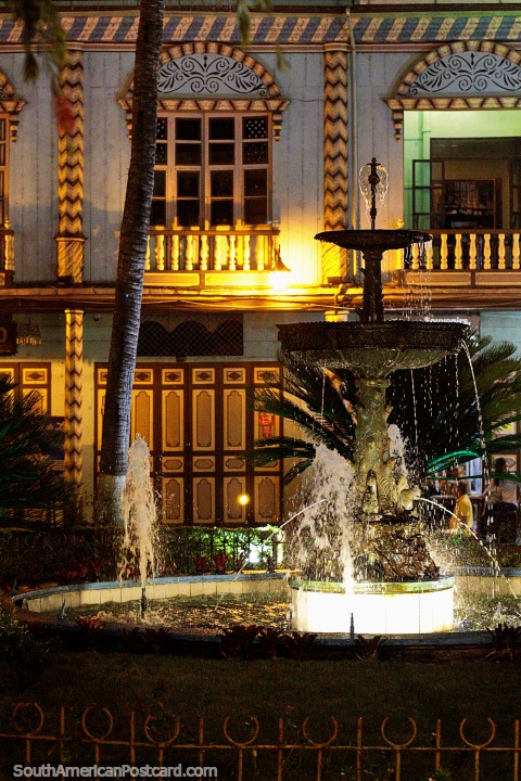 Las luces en la noche hacen que la Plaza Independencia y la fuente en Zaruma se vean fantásticas. (480x720px). Ecuador, Sudamerica.