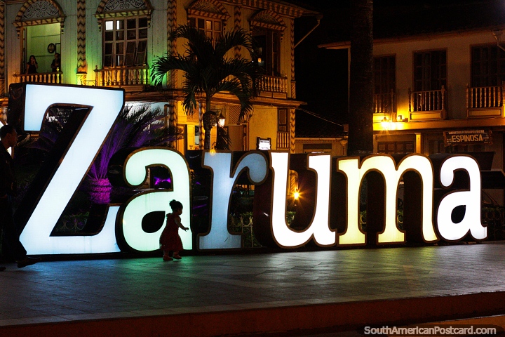 Cada cidade no Equador faz um grande nome assinar, estamos em Zaruma. (720x480px). Equador, América do Sul.