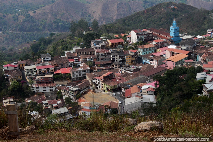 Fantstica vista hacia Zaruma desde la cruz en el mirador de la colina. (720x480px). Ecuador, Sudamerica.