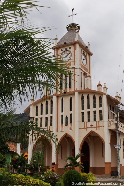 Igreja em Arcapamba, 10 km de Zaruma, pequena cidade com jardins de orquïdea e moinhos de quartzo artisanal. (480x720px). Equador, América do Sul.