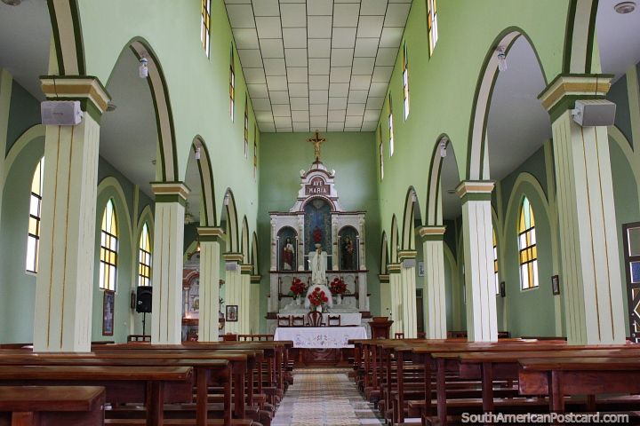 Dentro da igreja em Arcapamba, Igreja de Fatima do Rosario. (720x480px). Equador, América do Sul.