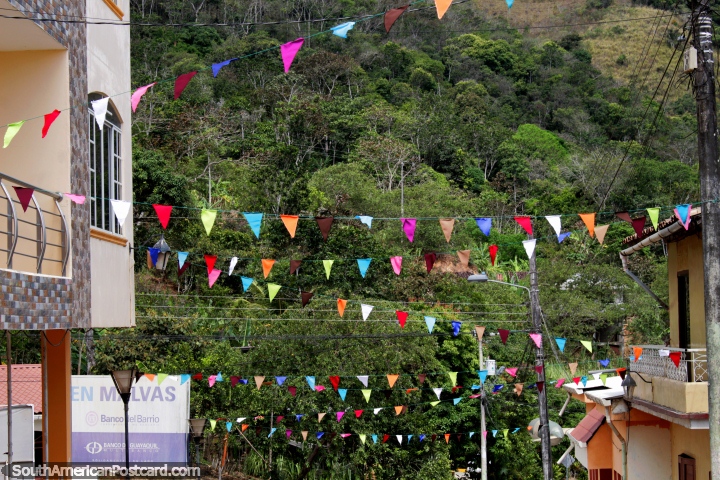 Bandeiras coloridas nas ruas em Malvas, muito atraente, perto de Zaruma. (720x480px). Equador, América do Sul.