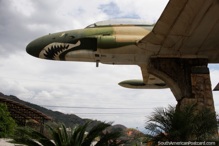 Monumento de avião de pessoa irascïvel em Malvas, 7 km de Zaruma, cidade próxima. (720x480px). Equador, América do Sul.