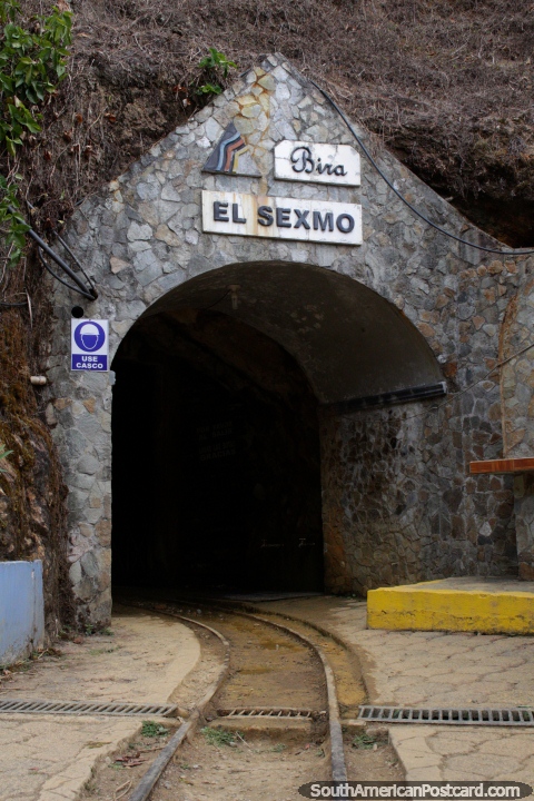 A entrada da mina de ouro El Sexmo em Zaruma, deixa vão no interior. (480x720px). Equador, América do Sul.