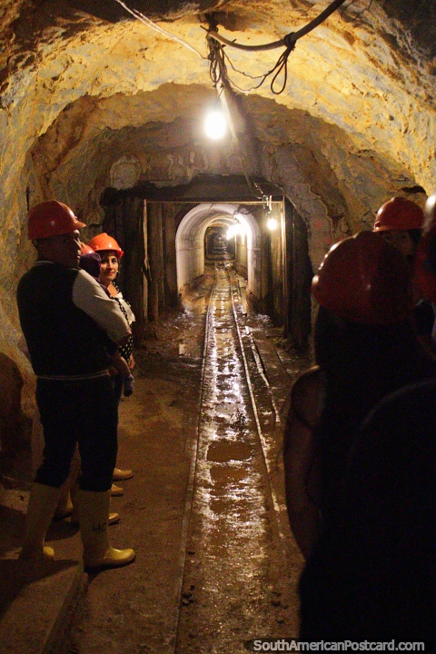 Dentro dos túneis em mina de ouro de El Sexmo em Zaruma. (480x720px). Equador, América do Sul.