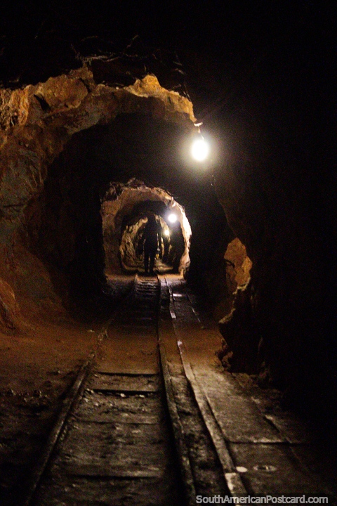 Caminando 500 metros hacia los túneles en la mina de oro El Sexmo en Zaruma. (480x720px). Ecuador, Sudamerica.