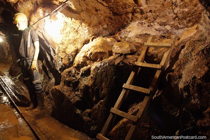 Homem de manequim, um mineiro dentro dos túneis, viagem de mina de ouro de Zaruma. (720x480px). Equador, América do Sul.