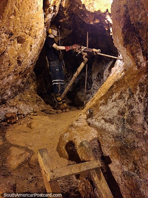Manequim com uma furadeira, viagem da mina de ouro em Zaruma. (480x640px). Equador, América do Sul.