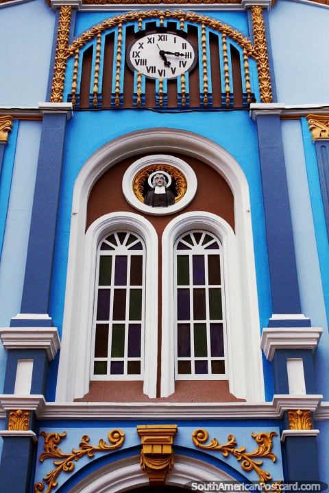 A fachada assombrosa com um relógio, erudito, arqueou janelas e colunas, edifïcio de La Dolorosa da educação em Loja. (480x720px). Equador, América do Sul.