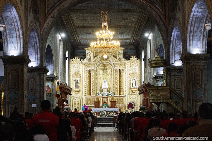 Un servicio en pleno apogeo en la catedral de Loja con deslumbrante luz dorada. (720x480px). Ecuador, Sudamerica.