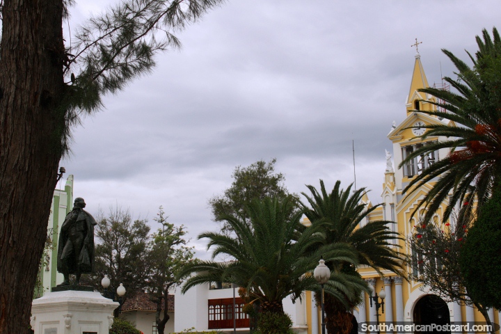 Parque central, catedral e estátua de Bernardo Valdivieso (1745-1805) - o promotor de educação, Loja. (720x480px). Equador, América do Sul.