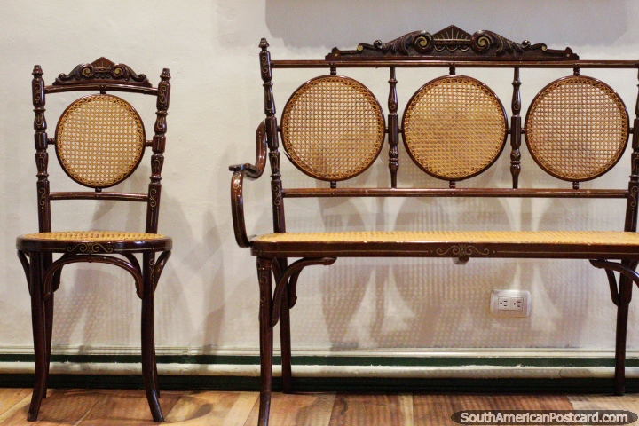 Cadeiras de cana antigas assombrosas, muito delicadas, em monitor no centro cultural em Loja. (720x480px). Equador, América do Sul.