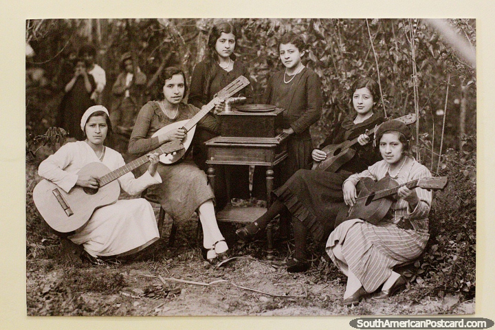 Banda feminina, velha foto assombrosa que apresenta as senhoras com violões e um gramofone, Loja. (720x480px). Equador, América do Sul.