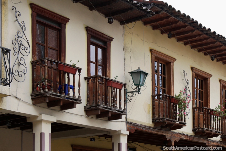 Impresionantes balcones y puertas de madera, algunas de las muchas alrededor de la Plaza de la Independencia en Loja. (720x480px). Ecuador, Sudamerica.