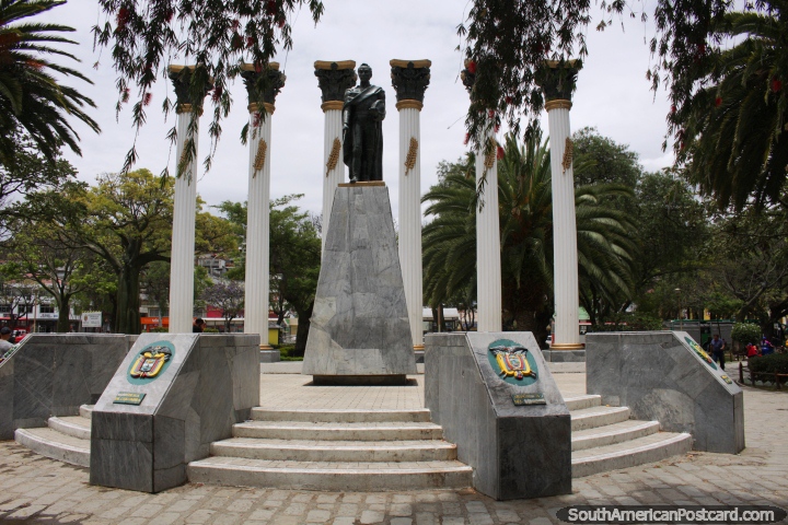 Monumento grande com 6 colunas brancas (para 6 païses) em Parque Bolivar em Loja. (720x480px). Equador, América do Sul.