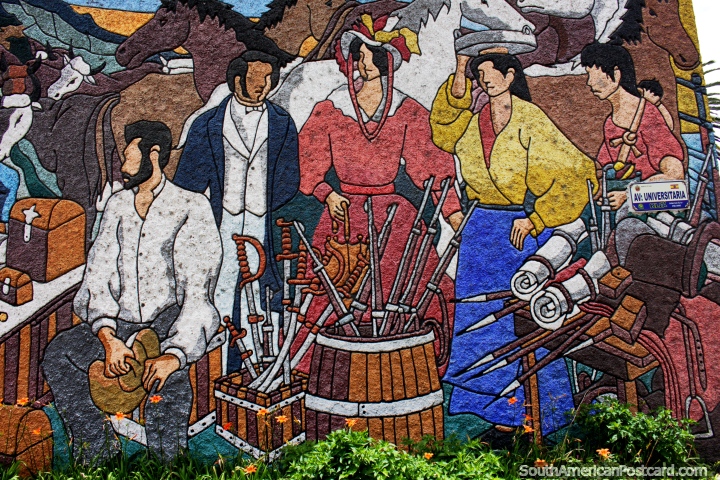 Armas y espadas, ganado y caballos, hombres y mujeres, parte del enorme mural de Loja. (720x480px). Ecuador, Sudamerica.