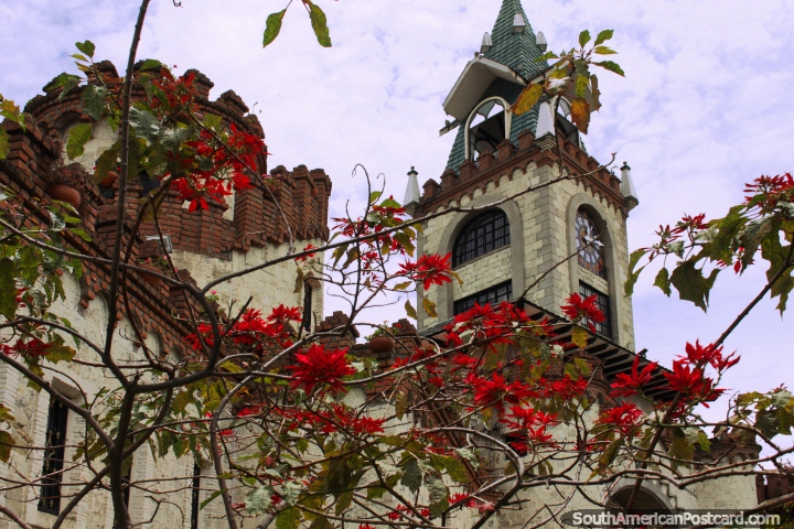 El castillo y las flores rojas en las puertas de la ciudad en Loja, una atraccin que hay que ver. (720x480px). Ecuador, Sudamerica.