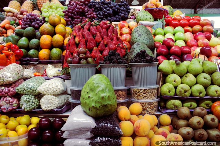 Morangos, pras, pssegos, quivi, uvas, mas, ameixas e mais em Mercado de Gran Colmbia, Loja. (720x480px). Equador, Amrica do Sul.