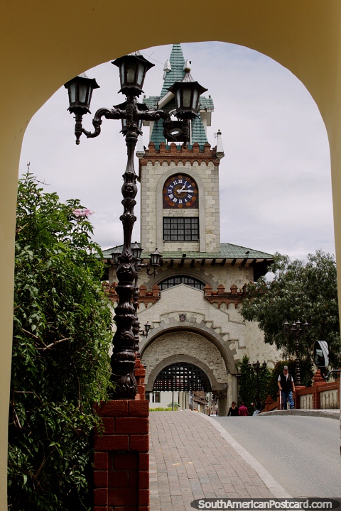 La torre de las puertas de la ciudad en Loja, construida por orden del Rey Felipe II de Espaa. (480x720px). Ecuador, Sudamerica.