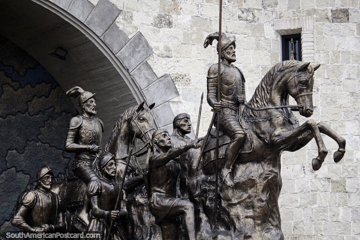 Hombres a caballo en las puertas de la ciudad en Loja, bronce, la madre de todos los monumentos. (720x480px). Ecuador, Sudamerica.