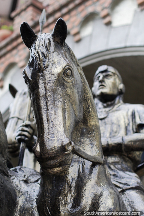 Um de 3 cavalos de bronze no monumento famoso em portas de cidade em Loja. (480x720px). Equador, Amrica do Sul.