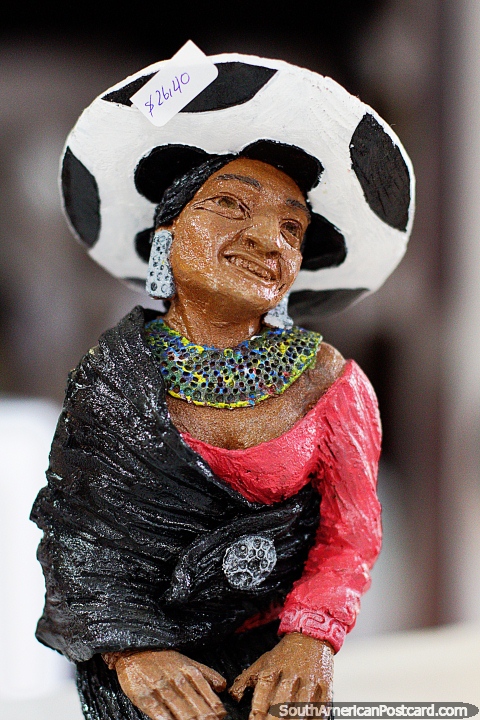 Mujer mayor con un sombrero que parece una vaca, artesana en Loja. (480x720px). Ecuador, Sudamerica.